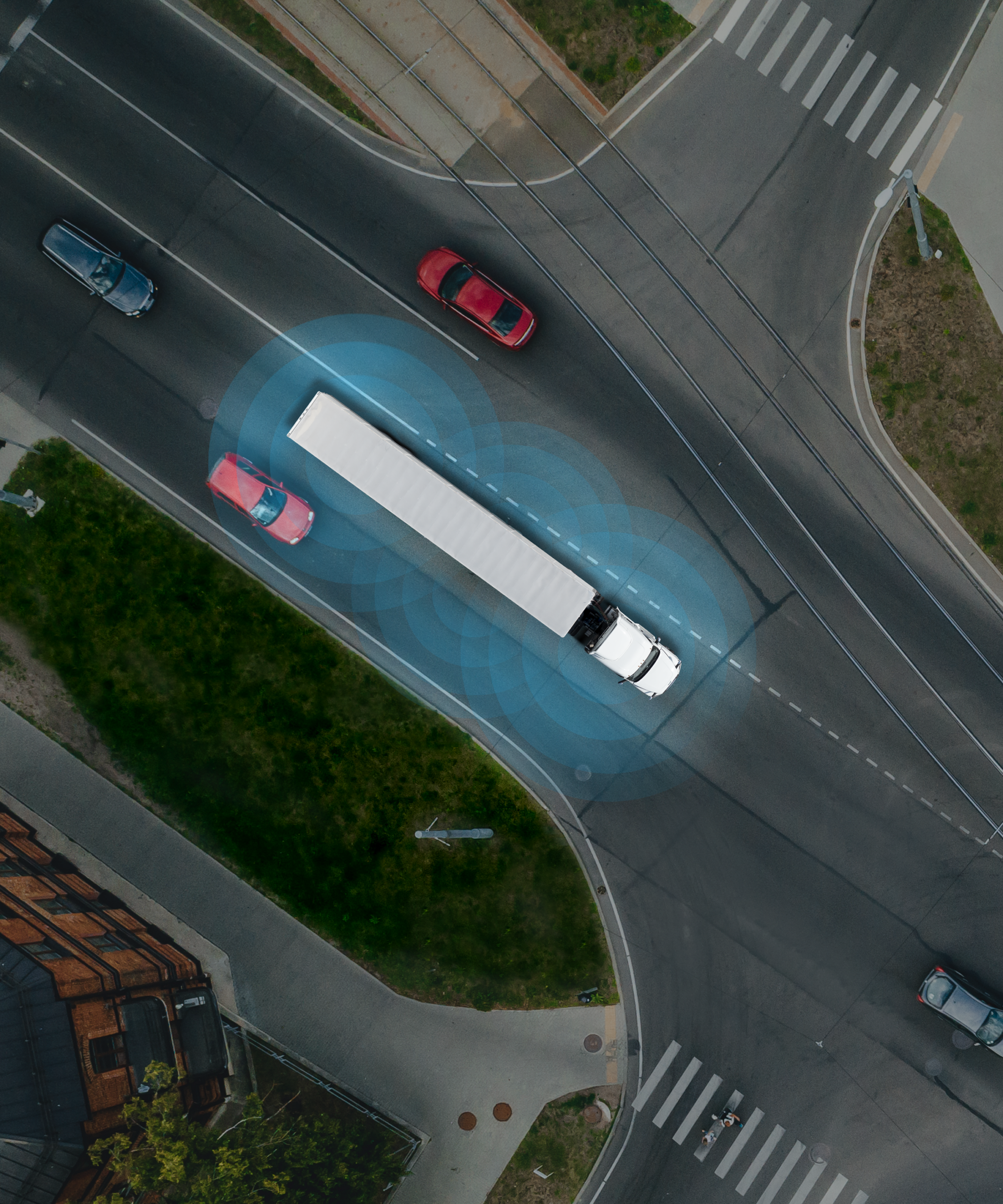 360DegreeViewImage23 An overhead view of a semi-truck with a Hyundai Translead trailer, featuring a digital overlay of radiating signals, illustrating HT LinkVue trailer technology for enhanced driving visibility and incident recording.